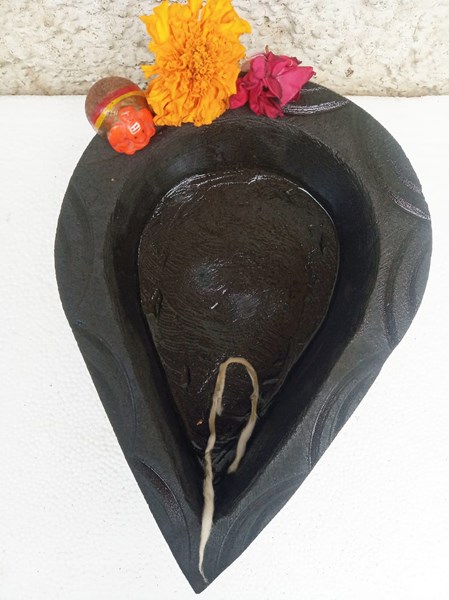 Picture of Natural Black Stone Lamp: Elegant Home Decor with 3 kg Weight and Half Litre Oil Capacity.